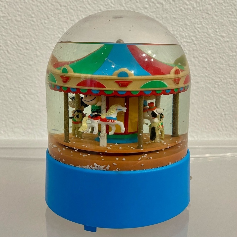 Vintage Willitts Designs Peanuts Characters Snow Globe Musical Carousel Working.